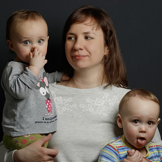 Настя и Саша с мамой.