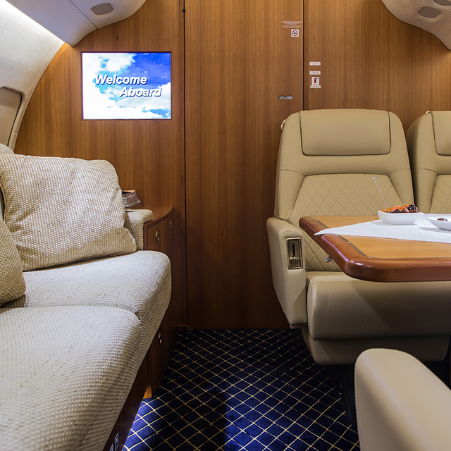 Интерьер частного воздушного судна «Bombardier Challenger 604».