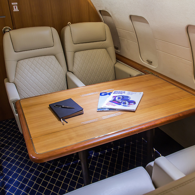 Интерьер частного воздушного судна «Bombardier Challenger 604».