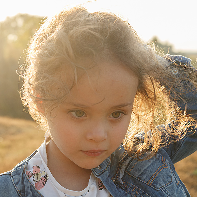 Детский портрет на улице.